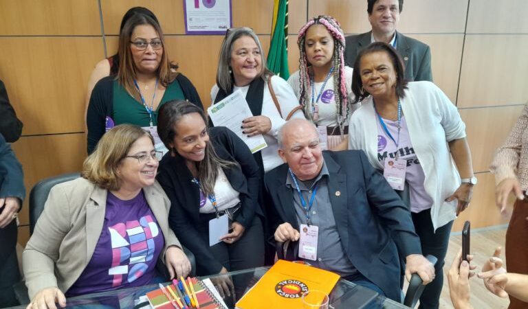 As mulheres da Força Sindical-DF marcaram presença em uma importante audiência pública.